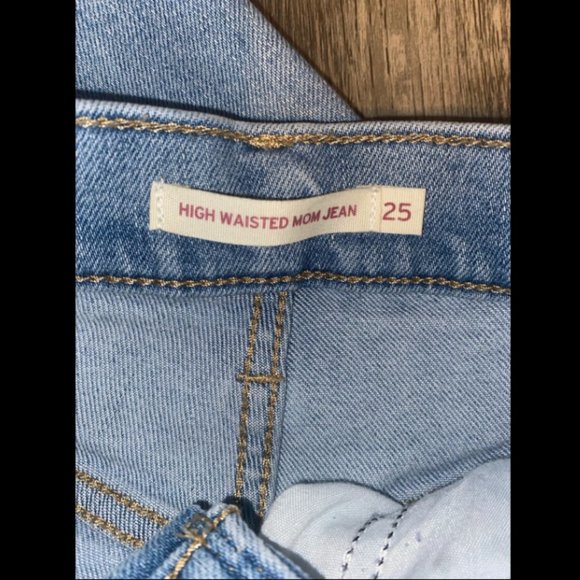 Size 25 Women's High Waisted Mom Jeans Levi's, blue denim pants lightwash - Picture 2 of 6